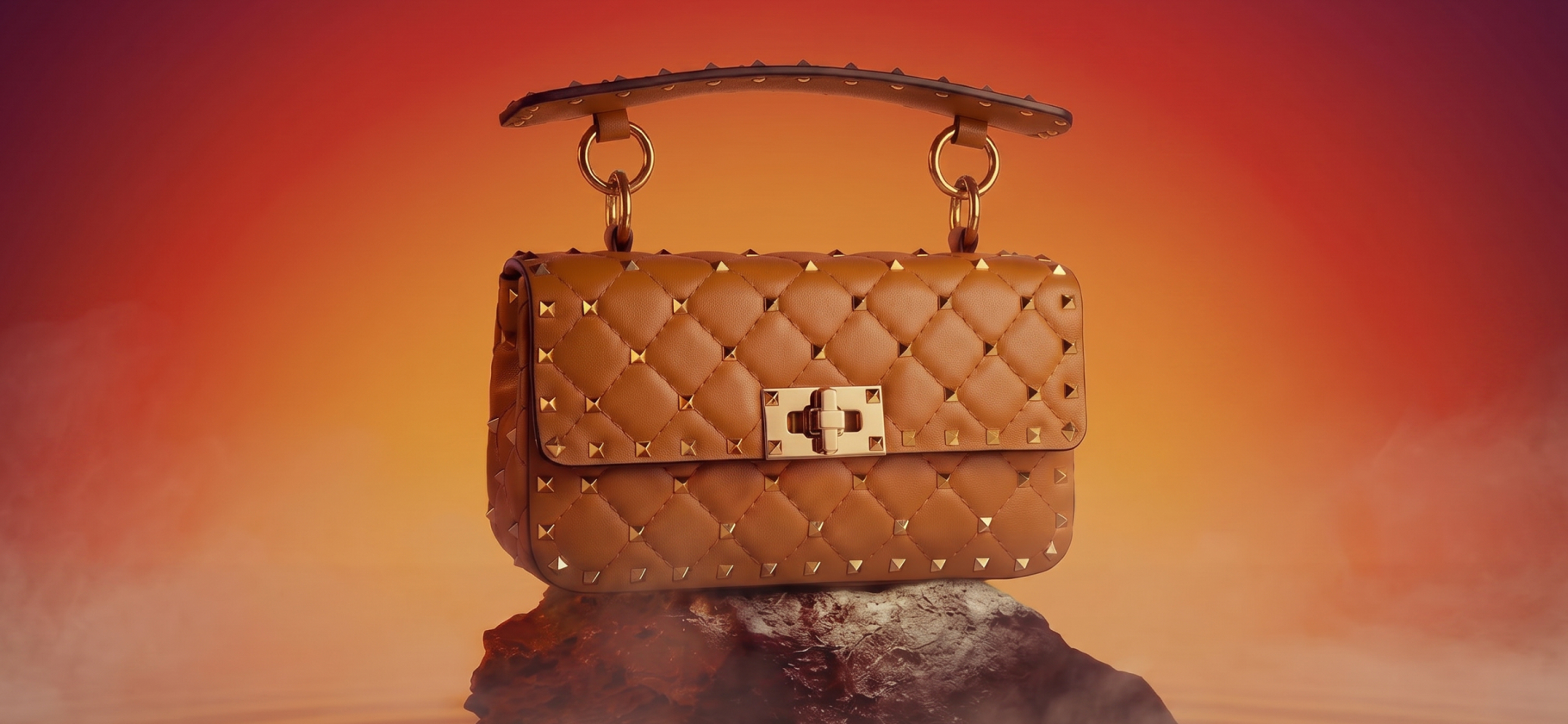 9 культовых сумок Valentino: их носят Энн Хэтэуэй, Белла Хадид и Зендея