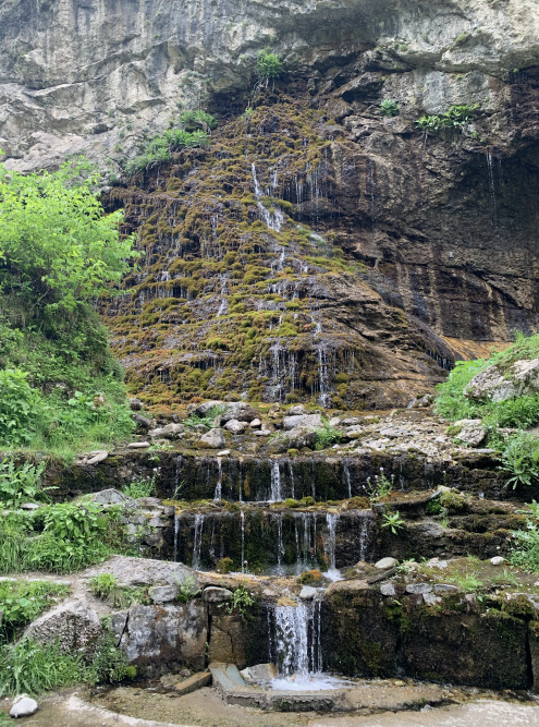 Это священный водопад Девичьи Слезы. У местных жителей принято останавливаться перед ним, чтобы набрать воды