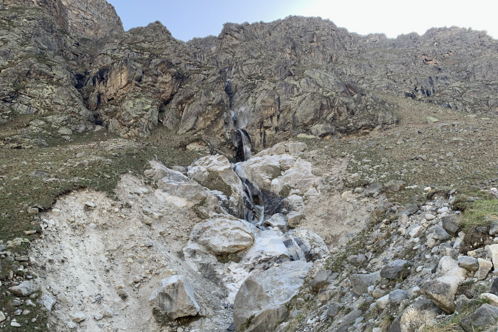 Позже я ходила по другим маршрутам и несколько раз пересекала водопад по камням, чтобы добраться на другую его сторону