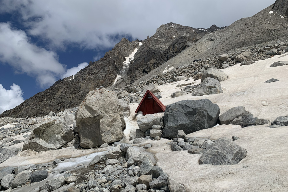В мае вокруг хижины «Голубятня» еще лежал снег. А летом вокруг нее стоят палатки альпинистов
