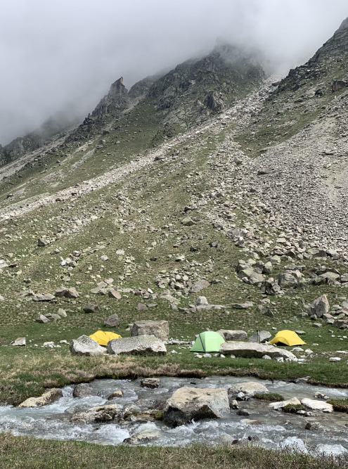 Так выглядит стоянка «Теплый угол»: альпинисты разбивают палатки, а сами уходят в близлежащие горы