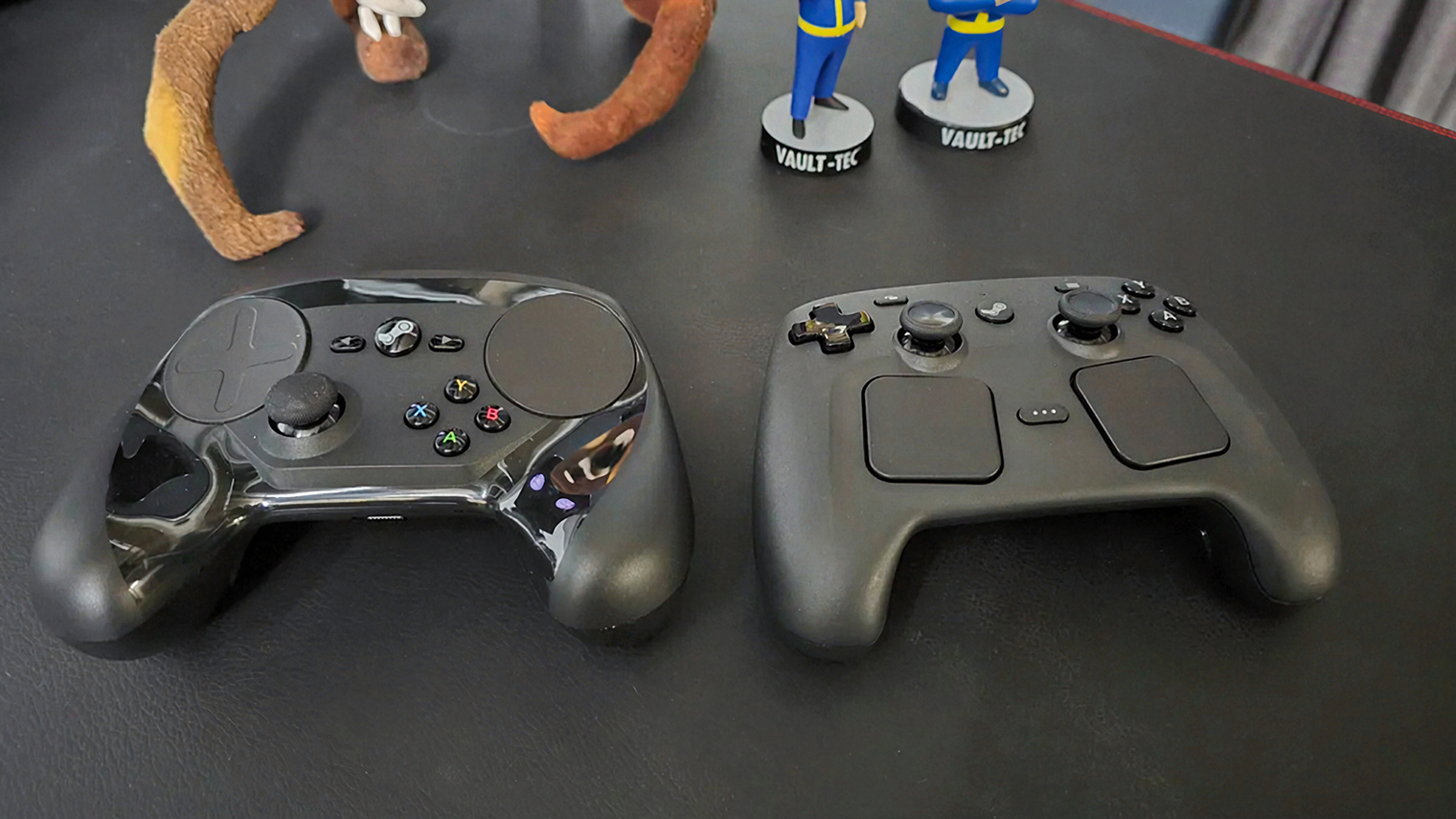 Оригинальный Steam Controller, выпущенный в 2015 году (слева), и вторая ревизия геймпада, которая поступит в продажу 4 мая 2026 года (справа). © techradar.com