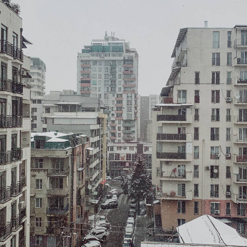Это вид из окна нашей квартиры в Тбилиси, которую я снял через Airbnb. Она обошлась мне в 15 000⁠—⁠20 000 ₽ за неделю. В начале марта в Грузии шел снег