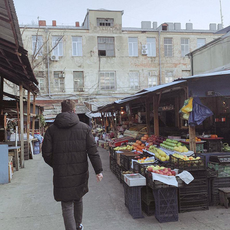 Продуктовый рынок в Тбилиси. Цены немного повысились, но они по⁠-⁠прежнему ниже, чем в России. Например, килограмм помидоров и огурцов можно купить за 4⁠—⁠5 лари — это 110⁠—⁠140 ₽