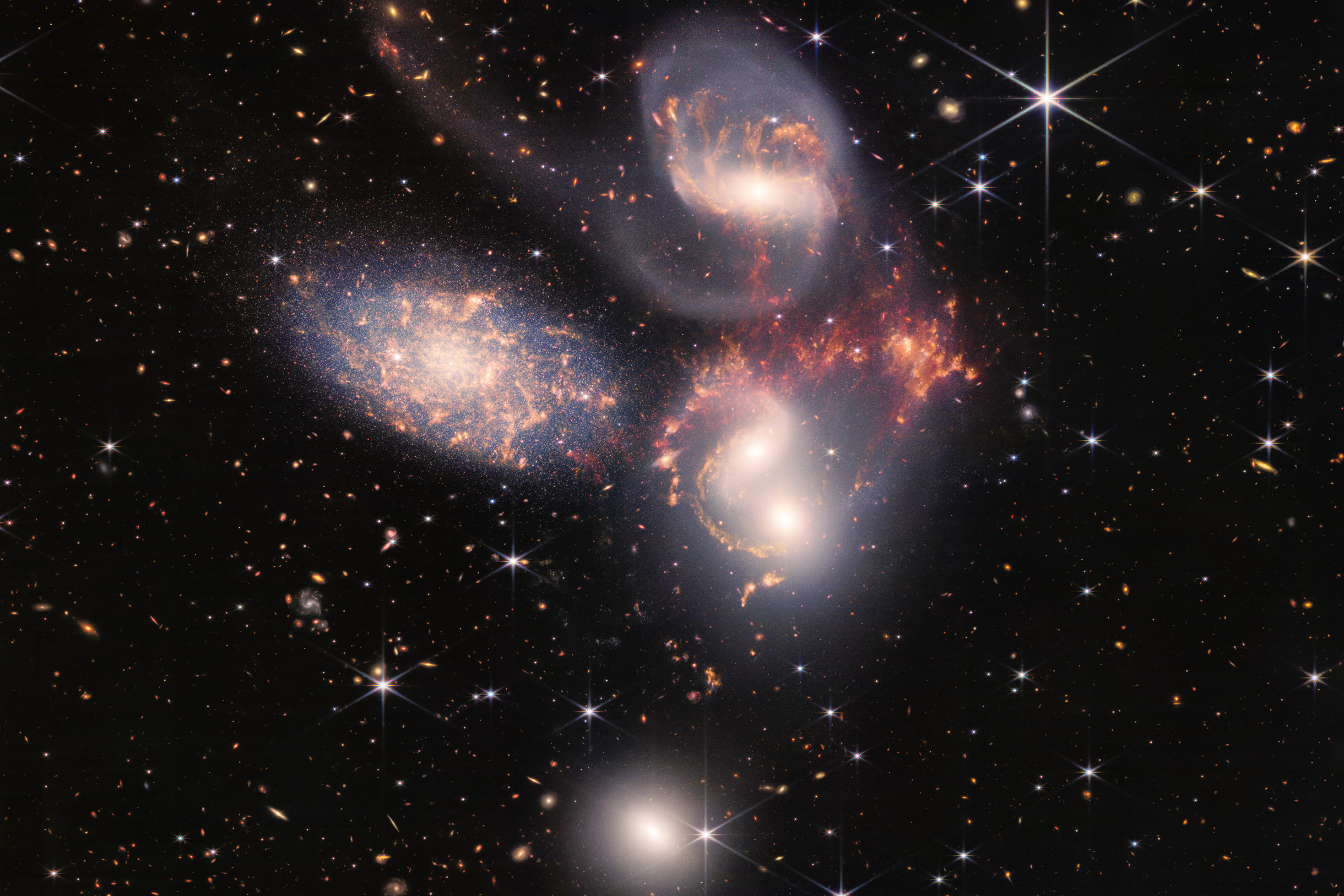 На этом снимке можно увидеть пять галактик, четыре из которых взаймодествуют друг с другом. НАСА назвало это взаимодействие «гравитационным танцем». Фотография — NASA