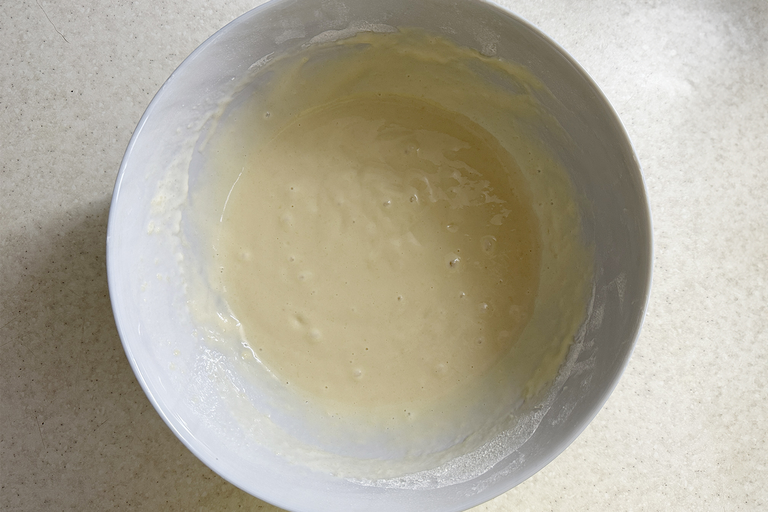 Так выглядит тесто после добавления первой порции молока. Оно густое и насыщенного бежевого цвета