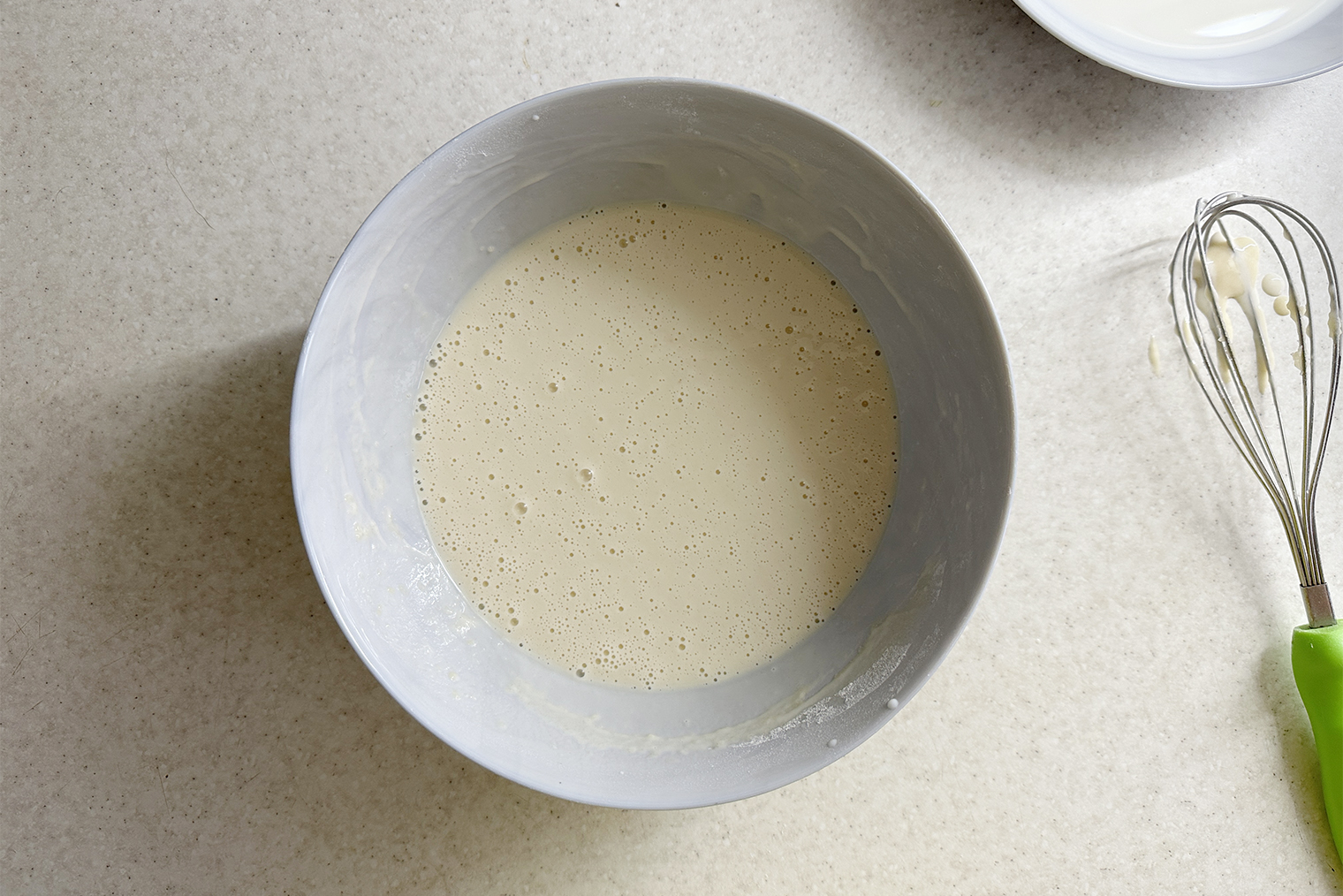 Это тесто после добавления второй порции молока. Оно стало более жидким и бледно-бежевого цвета