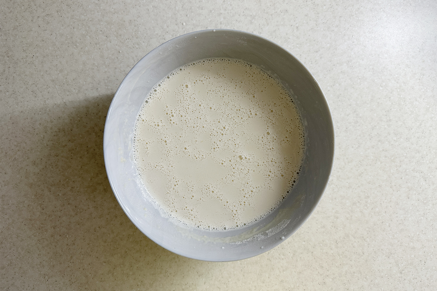 Добавили оставшуюся часть молока — тесто для блинов готово