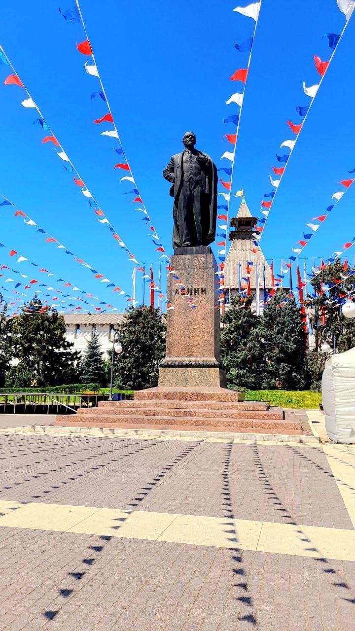 Вот такой необычный Ленин в Астрахани.