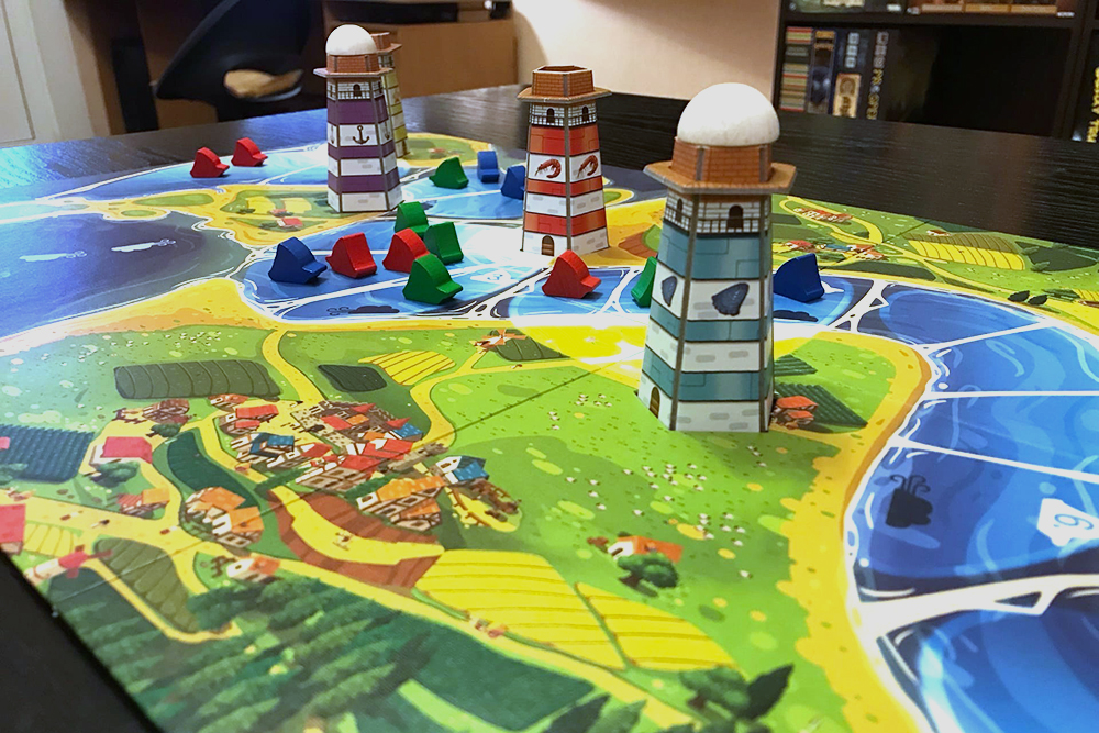 А это Lighthouse Run с милыми картонными маяками. Игрокам нужно как можно быстрее переместить лодки своего цвета в порт: следом идет шторм