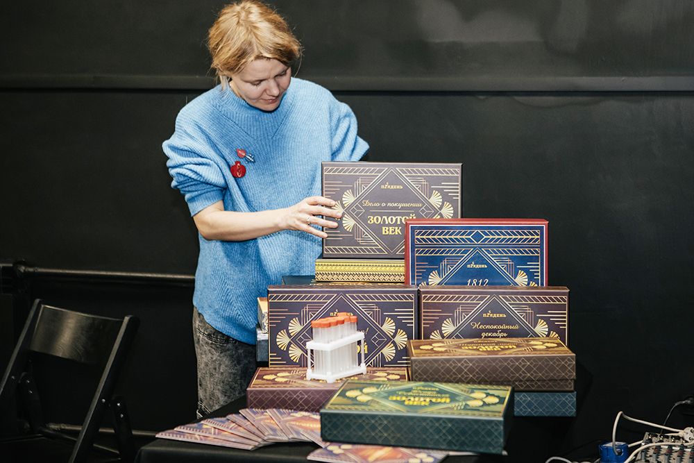 Игровые коробки образовательной программы «Золотой век». Создавая эту игру, геймдизайнеры сотрудничали с учителями химии, географии и истории