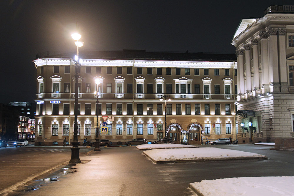 В марте 2021 года двухместный номер с видом во внутренний двор в отеле Lotte в Санкт-Петербурге на Исаакиевской площади стоит 12 675 ₽