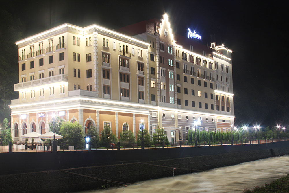 Radisson — единственный пятизвездочный отель на курорте «Роза Хутор» в Сочи. На крыше есть терраса с бассейном и бар. Стандартный номер стоит от 8500 ₽ или 44 000 баллов