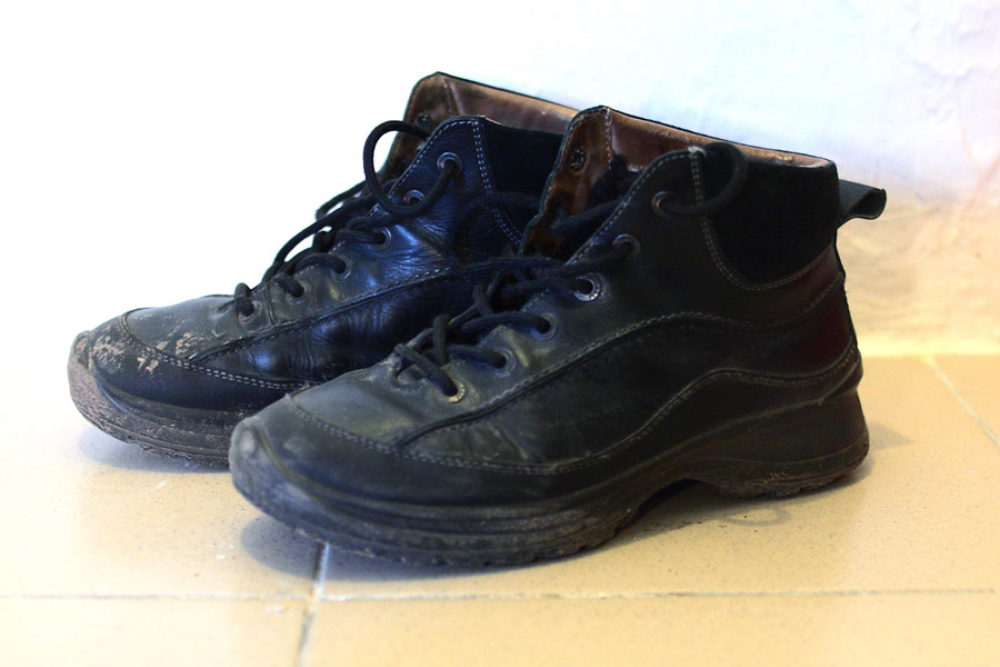 Зимние мужские ботинки, искусственно испачканы в центре Ижевска