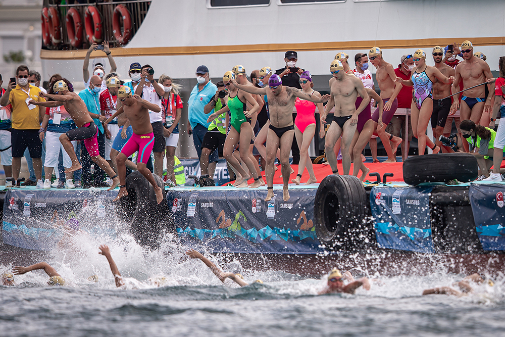 Приглядитесь: на ногу каждого пловца надет черный браслет. Это и есть чип, фиксирующий время старта и финиша. Источник: Bosphorus swimming race