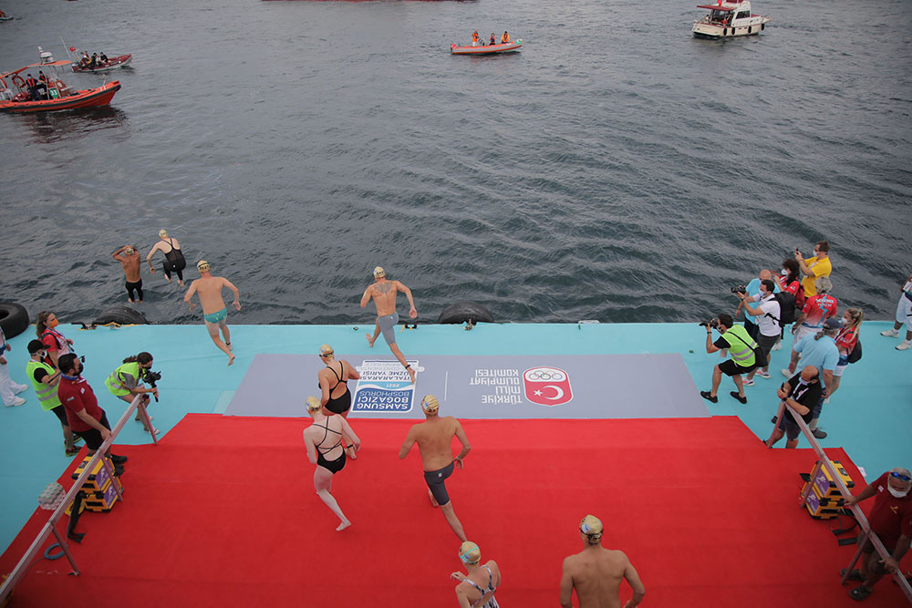 Красный коврик считывает данные чипа на лодыжке пловца. Источник: Bosphorus swimming race