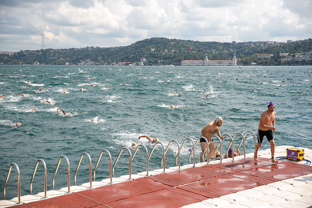 Тысячи людей переплывают Босфор. Кажется, что толпа, но на самом деле я людей рядом встретила только на финише — все растянулись по проливу. Источник: Bosphorus swimming race