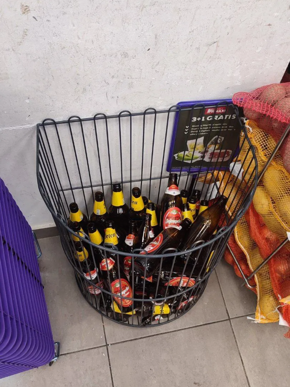Сербы сдают пустые бутылки из⁠-⁠под пива в специальные корзины в магазинах
