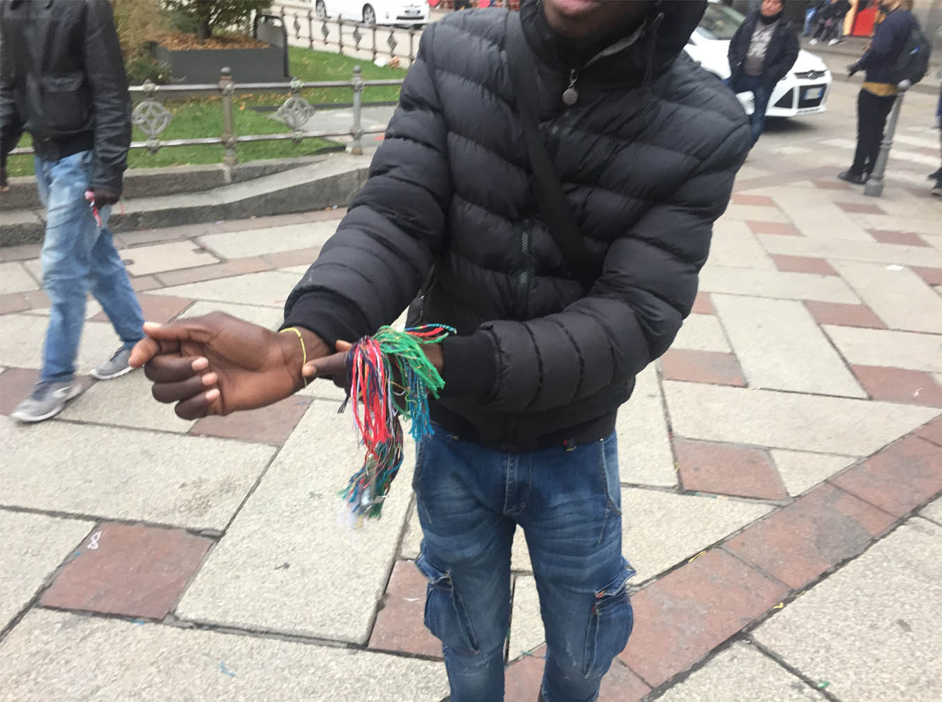 В Милане на площади у Дуомо дельцы раздают браслеты из ниток. Сначала браслет повяжут на руку, а потом не отвяжутся, пока не дадите денег
