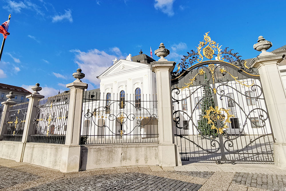 Фасад дворца Грашшалковичей. В 18 веке здесь давал концерты известный австрийский композитор Йозеф Гайдн