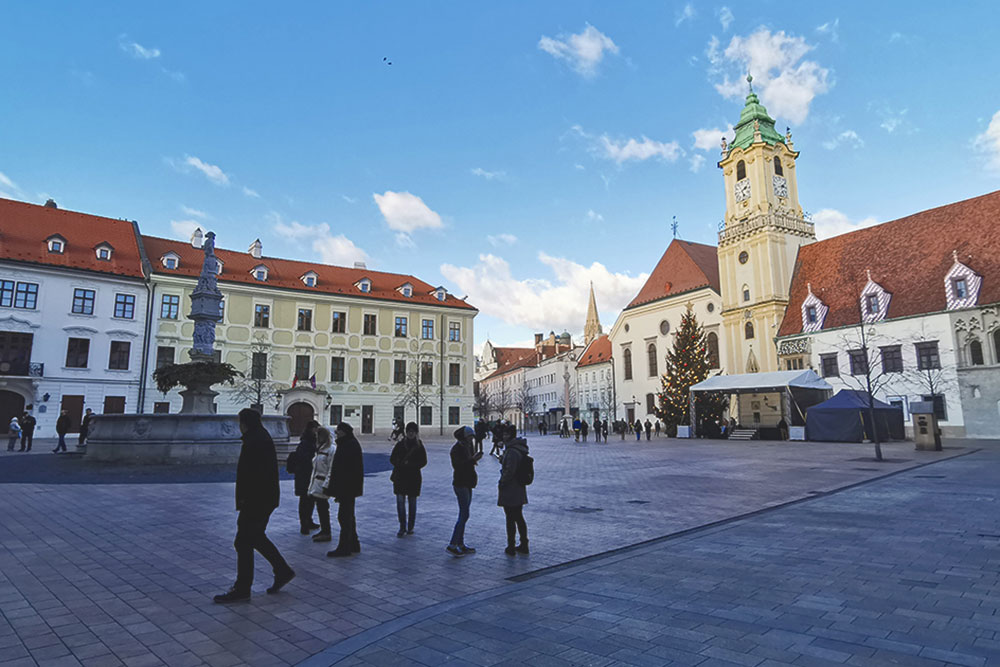 Фонтан Роланда и Старая ратуша напротив него. В Средневековье площадь была главным рынком Братиславы. Сейчас торговые ряды разворачиваются два раза в год: на Рождество и Пасху