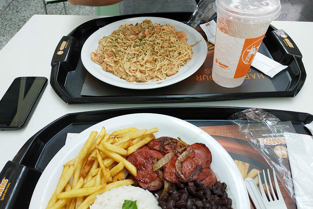 В Бразилии фастфуд в ресторанах всемирно известных сетей адаптирован под местную еду. Эта тарелка в Giraffas стоит 20 BRL. Такую же можно взять и в КФС