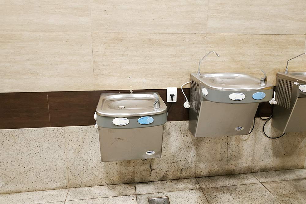 Фонтанчики с питьевой водой стоят практически во всех общественных местах. Они бесплатные — можно ходить с пустой бутылкой и набирать воду