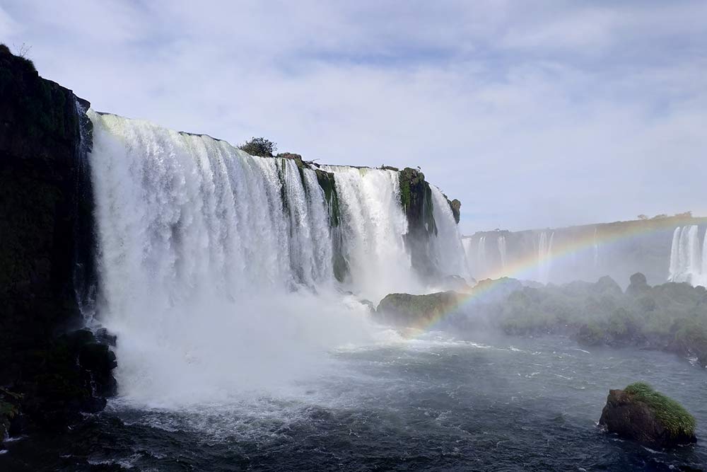 На этом фото только малая часть водопадов. Всего комплекс состоит из 275 водопадов разной высоты и ширины
