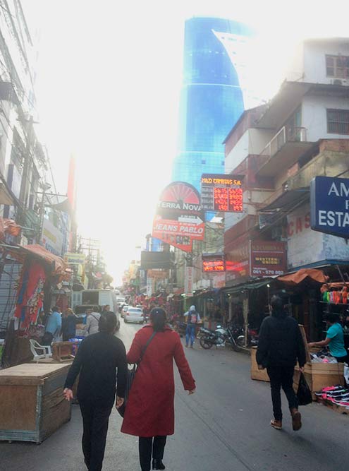 Парагвайский город Сьюдад-дель-Эсте на границе с Бразилией похож на большой магазин или рынок под открытым небом