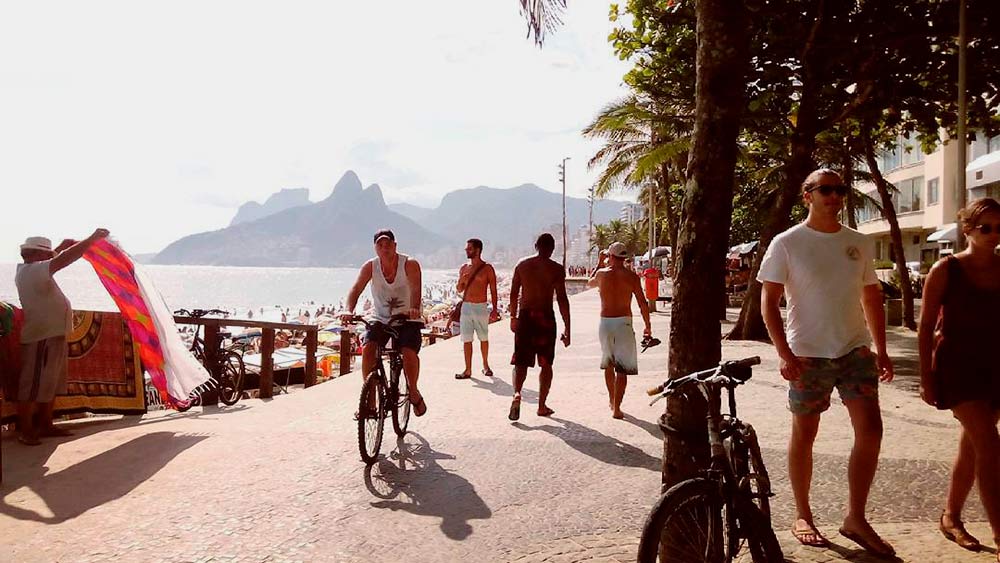 Вдоль пляжа Ипанема тянется широкий прогулочный бульвар — там приятно прокатиться на велосипеде и просто пройтись