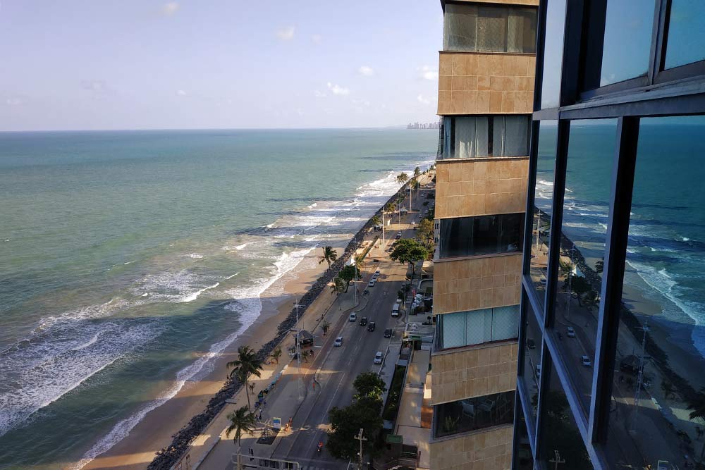 В районе пляжа Боа-Виажем много недорогих четырех- и пятизвездочных отелей с прекрасным видом на океан. Это фото я сделала из окна своего номера