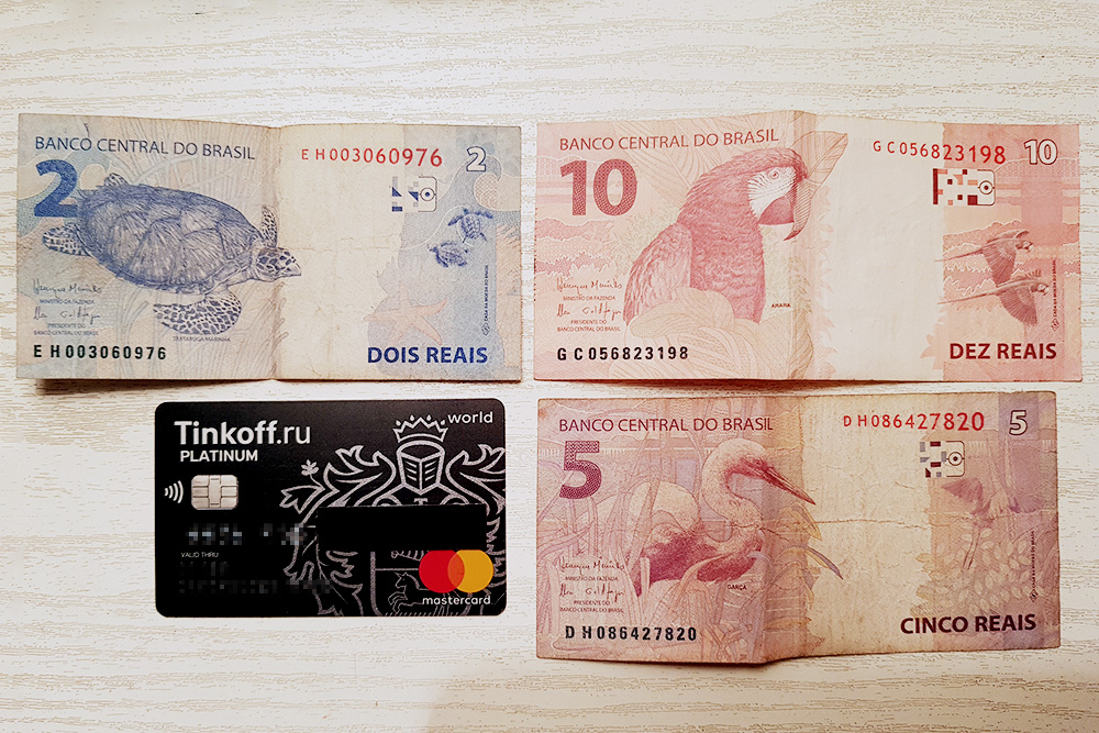 На бразильских банкнотах изображены животные: 2 R$ — черепаха, 5 R$ — цапля, 10 R$ — попугай ара