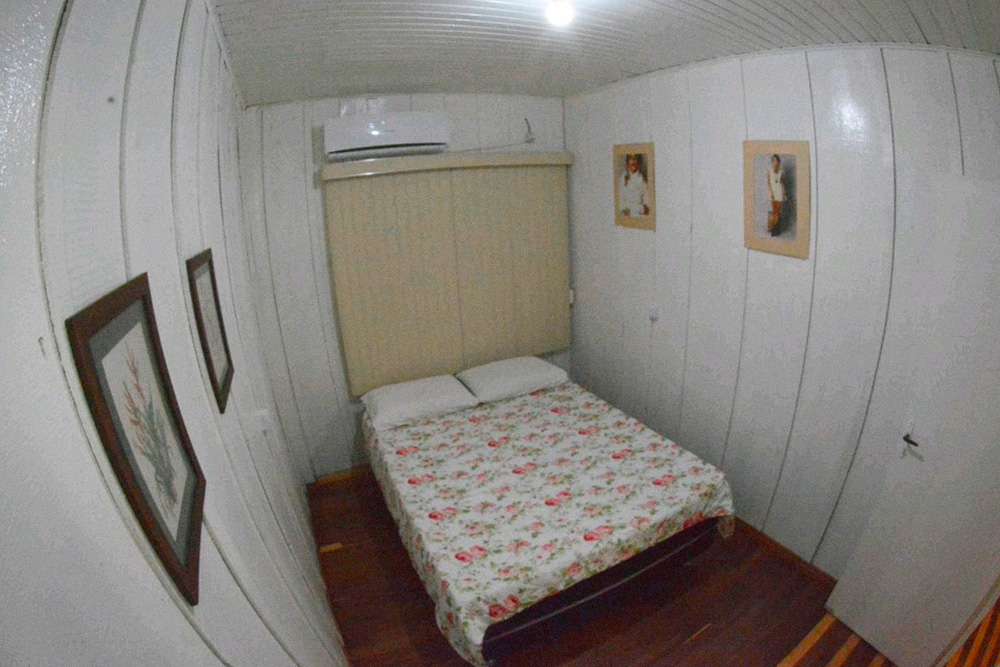 Двухместный номер с одной кроватью и общей ванной комнатой в отеле Iguassu Eco Hostel в Фос⁠-⁠ду⁠-⁠Игуасу. Источник: booking.com