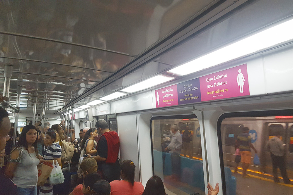 Объявление в метро Рио-де-Жанейро: в будни с 06:00 до 09:00 и с 17:00 до 20:00 в этом вагоне могут ездить только женщины