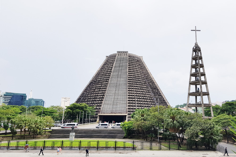 Кафедральный собор Святого Себастьяна снаружи выглядит как странная серая пирамида