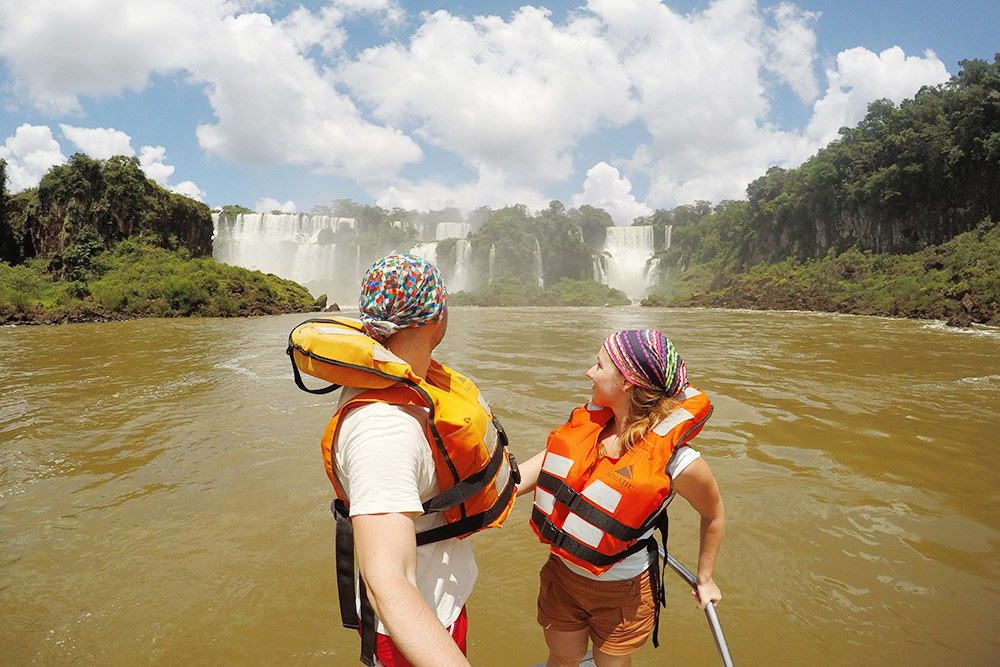 На аргентинской стороне мы взяли экскурсию на лодке: полюбовались водопадами снизу и испытали на себе силу падающей воды. Экскурсия в 2018 году стоила примерно 1500 ₽