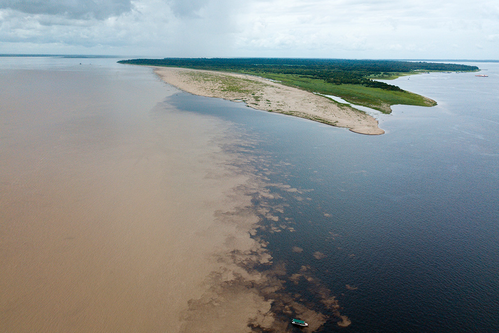 Вид с квадрокоптера на слияние рек Риу⁠-⁠Негро и Солимойнс