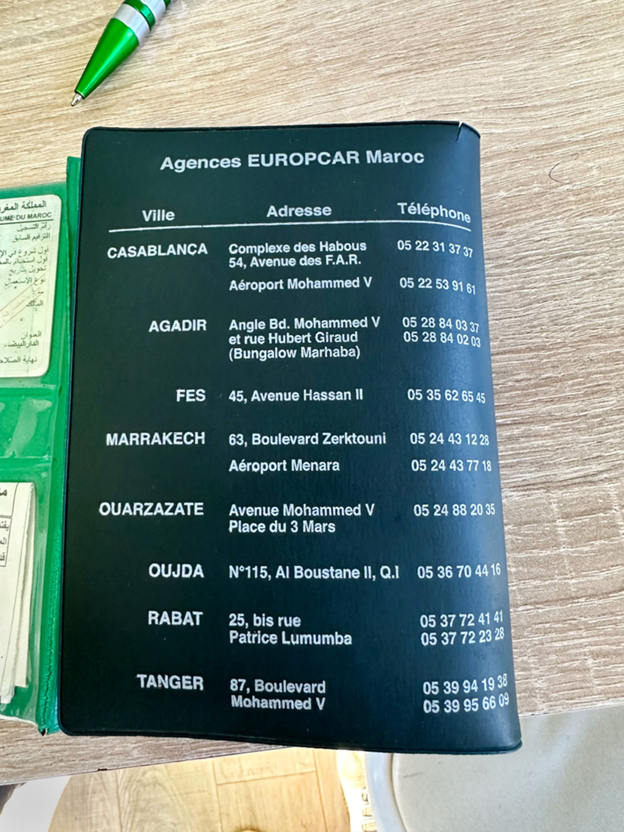 Сервисная книжка с номерами телефонов офисов Europcar