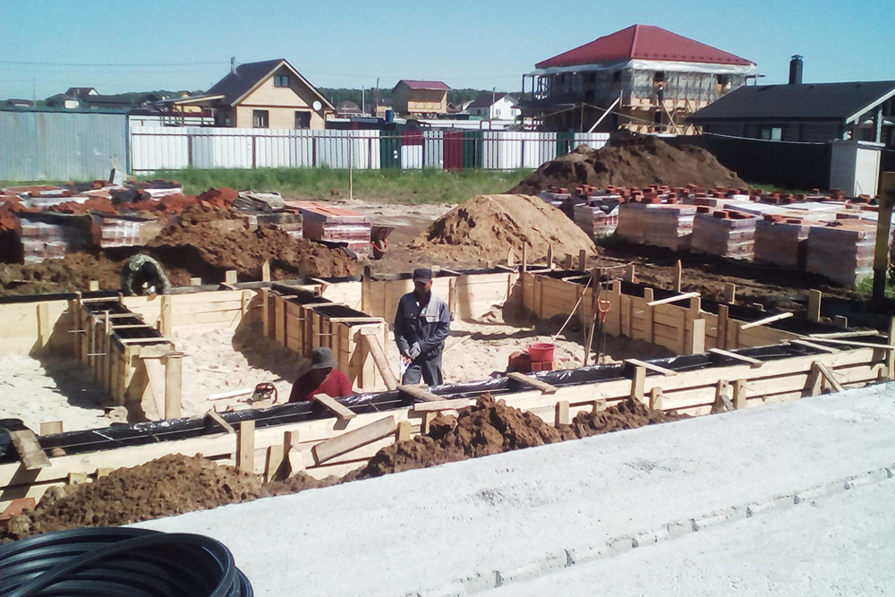 Мы подготовили участок к стройке: дорога, забор, вода, жилье. Опалубка для заливки бетона была подготовлена за неделю