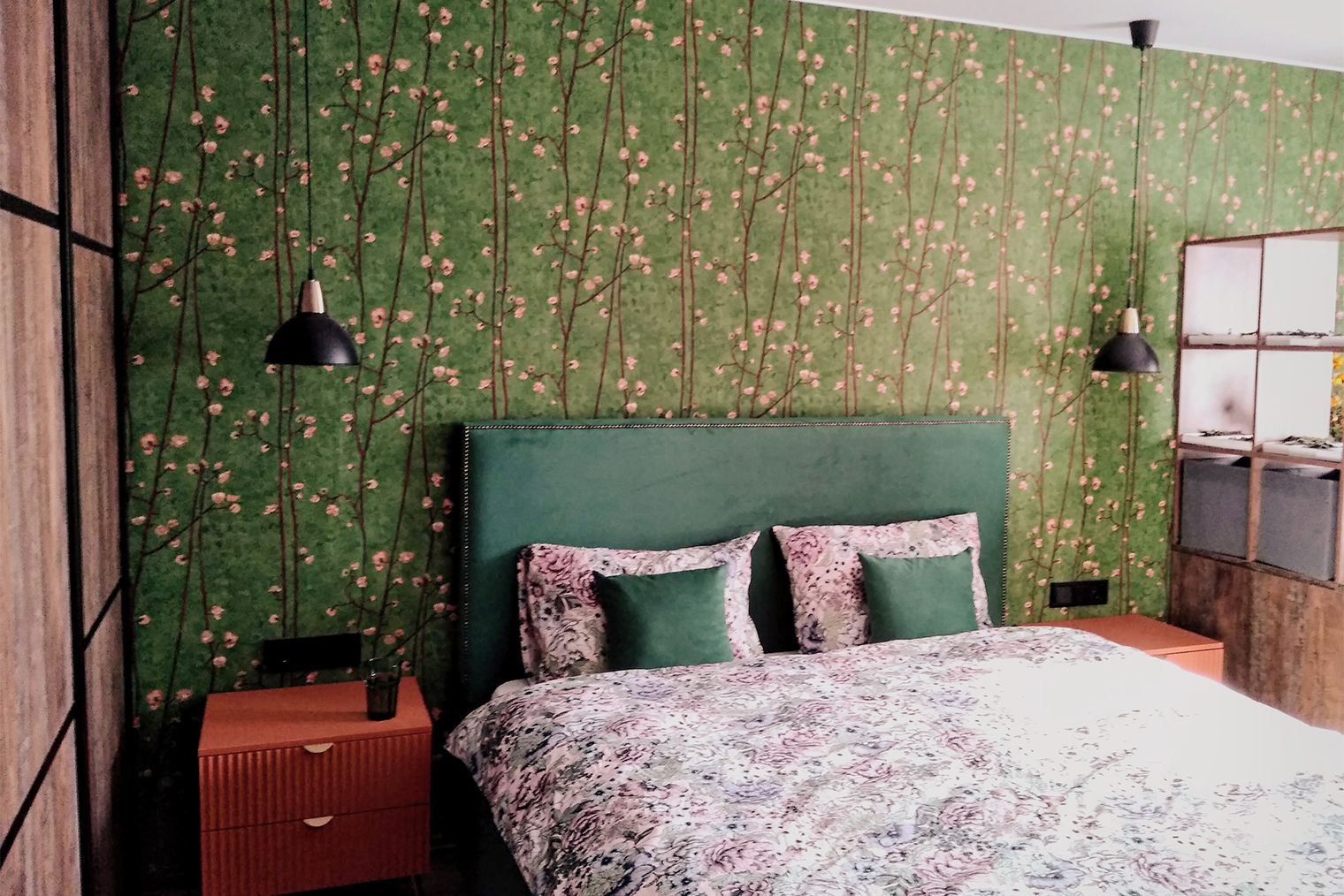 Наша спальня. Зеленые обои с цветами напоминают живопись Ван Гога