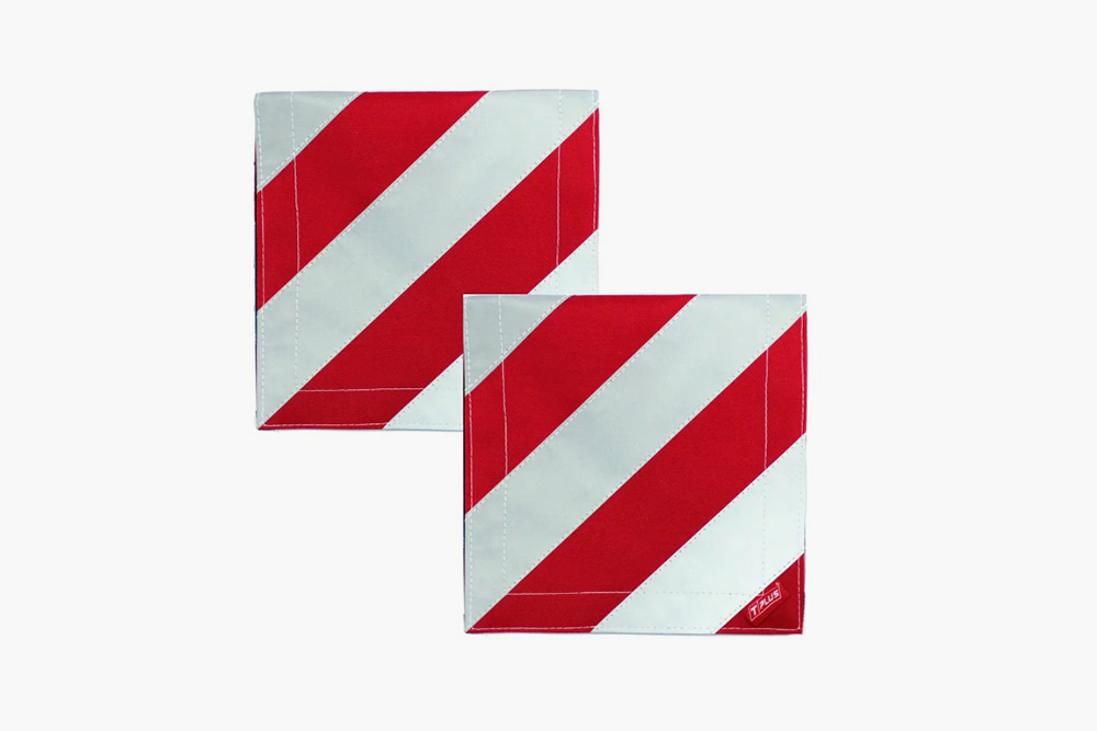 Если в комплекте с тросом нет флажков или щитков, их покупают отдельно. Но обычно автовладельцы игнорируют это требование. Источник: ozon.ru