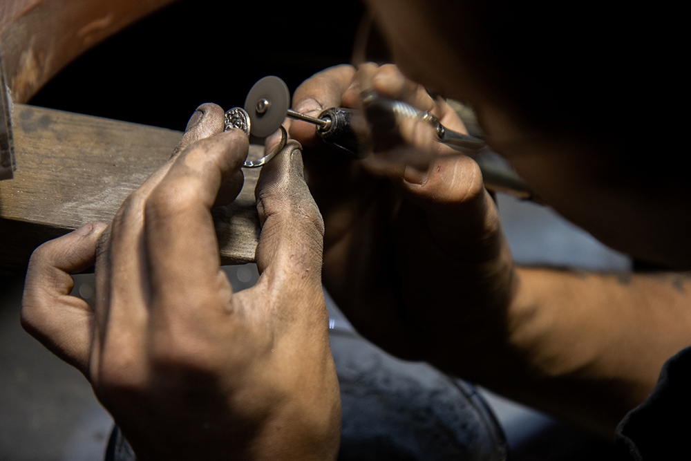 Обработка бормашиной отлитого из серебра кольца «Горгона»