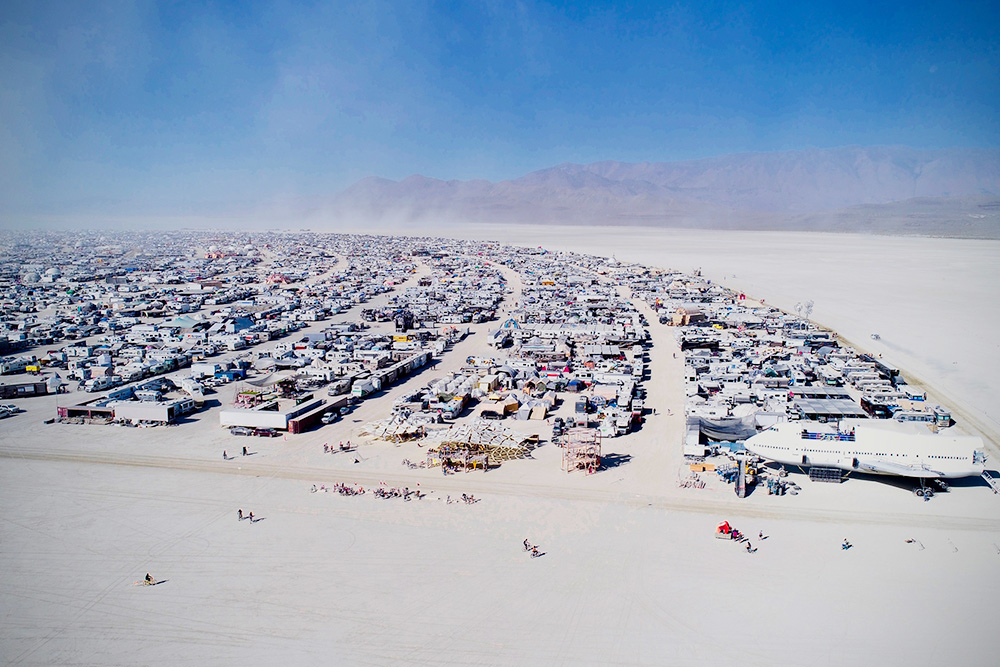 Так выглядят лагеря вблизи — ряды из палаток и домов на колесах. Фото: Will Roger / journal.burningman.org