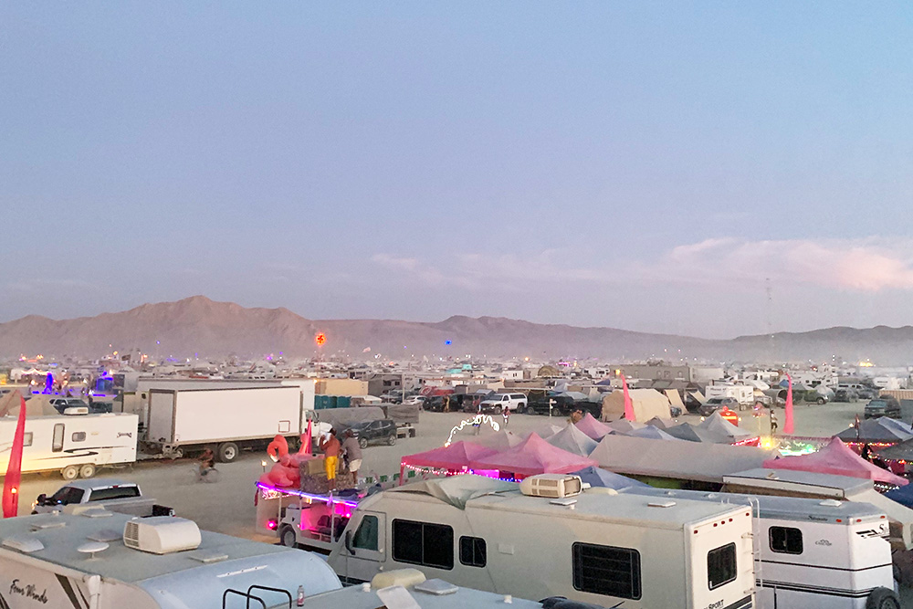 Лагерь выглядит как парковка домов на колесах с палатками вперемешку