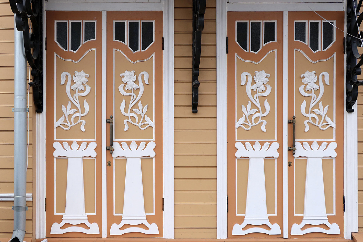 Во время подготовки к реставрации нашли знаменитые двери с изображением лилий, в честь которых здание получило свое название, — орнамент был заколочен