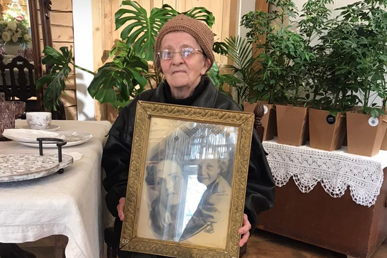 А это правнучка Прасковьи Извощиковой, бывшей владелицы дома Извощикова. 82⁠-⁠летняя Ирина Андреевна подарила дому портрет своей бабушки в молодости