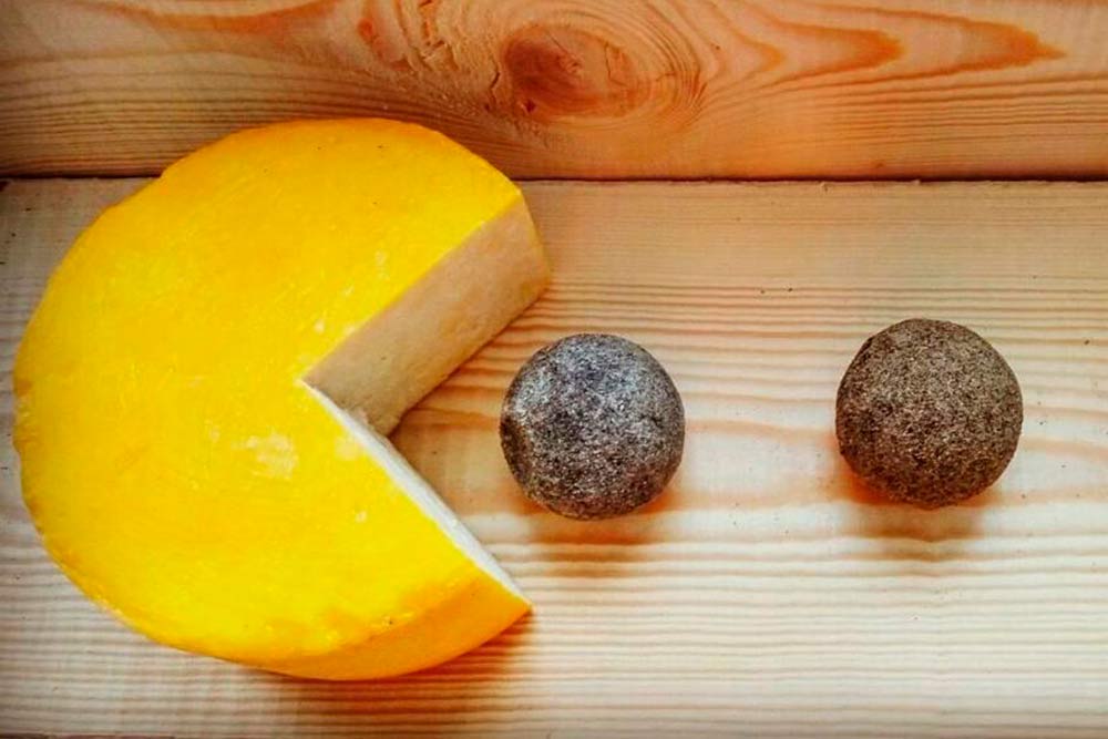 Специализируемся на производстве твердых и полутвердых сортов сыра. На фото два популярных сорта — губернский и белпер кнолле