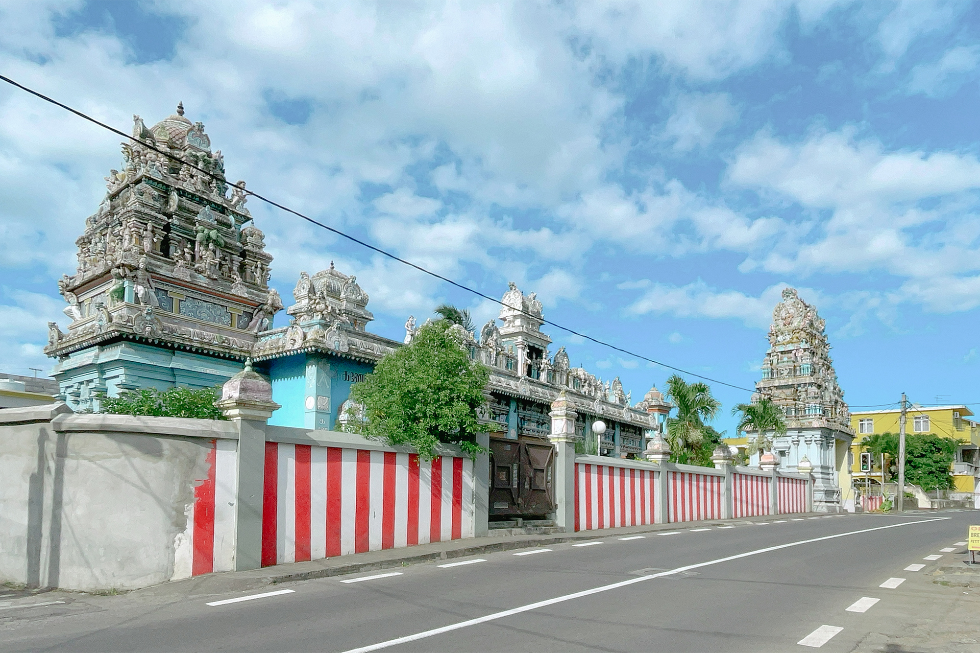 Индуистский храм на Маврикии. На острове вообще смешение всего африканского и индийского: религии, архитектуры, еды