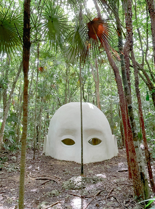 В Тулуме своя атмосфера. Например, это современное искусство в тулумских джунглях