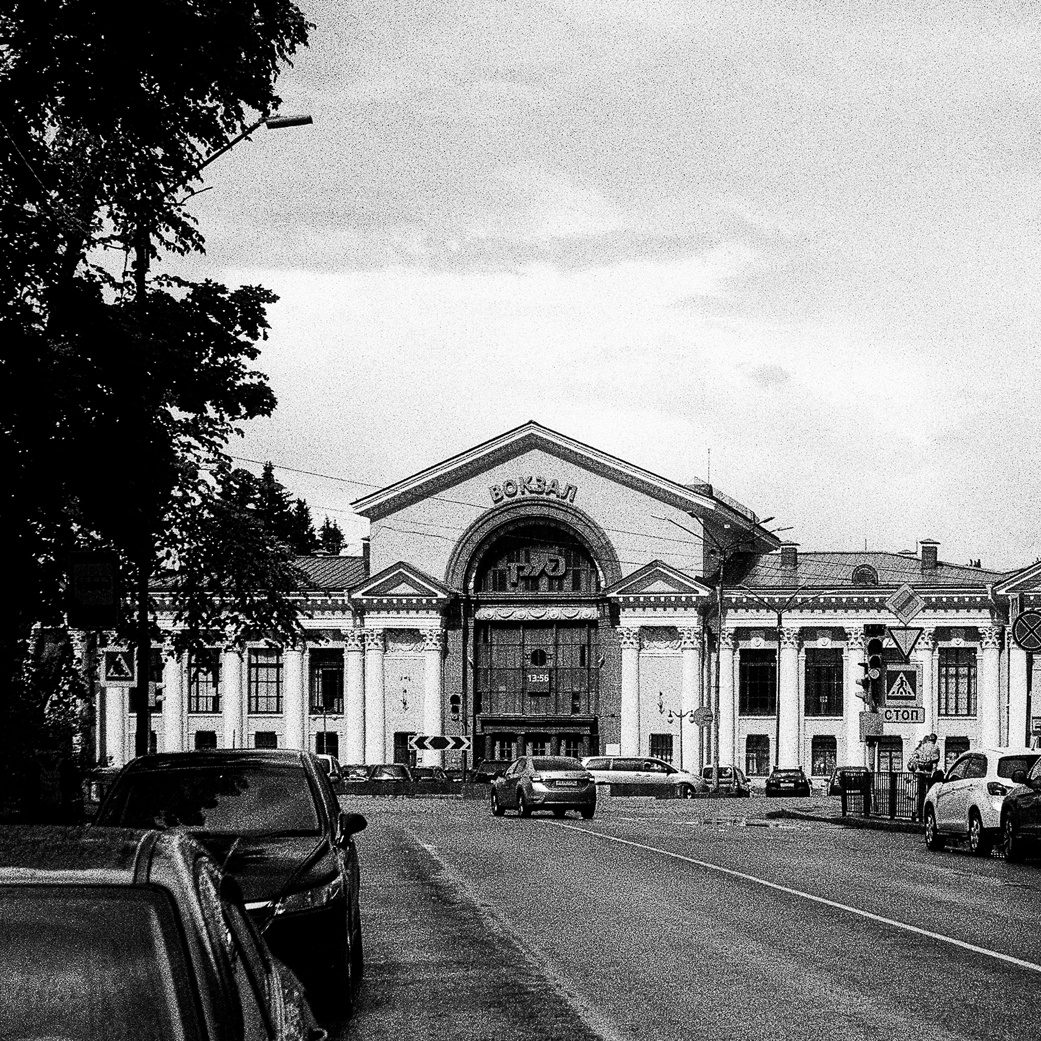 Ж/д вокзал. Первый вокзал был деревянным (1870 г.), второй в стиле национального романтизма (1913 г.) и очень похож на современный ж/д вокзал в Хельсинки (1919 г.) — оба вокзала строились по проекту знаменитого финского трио Гезелиус-Сааринен-Линдгрен. Нынешний вокзал был построен после войны в 1953 г. и это третья его итерация в стиле хэви неоклассицизма